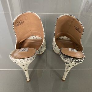 Peep toe mule